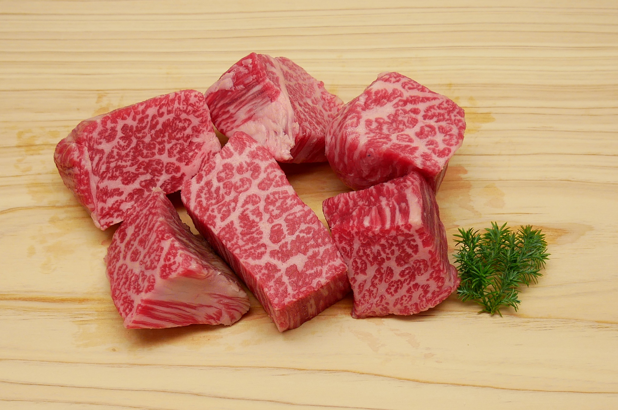 【直送】滋賀産黒牛　サイコロステーキ　300ｇ（5点入）