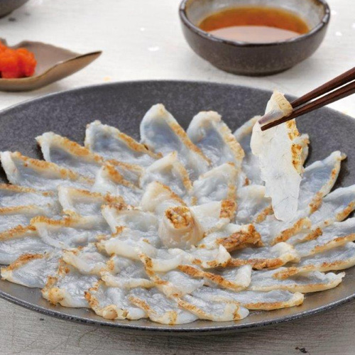 "活〆山口県萩産まふぐの 炙り刺身"